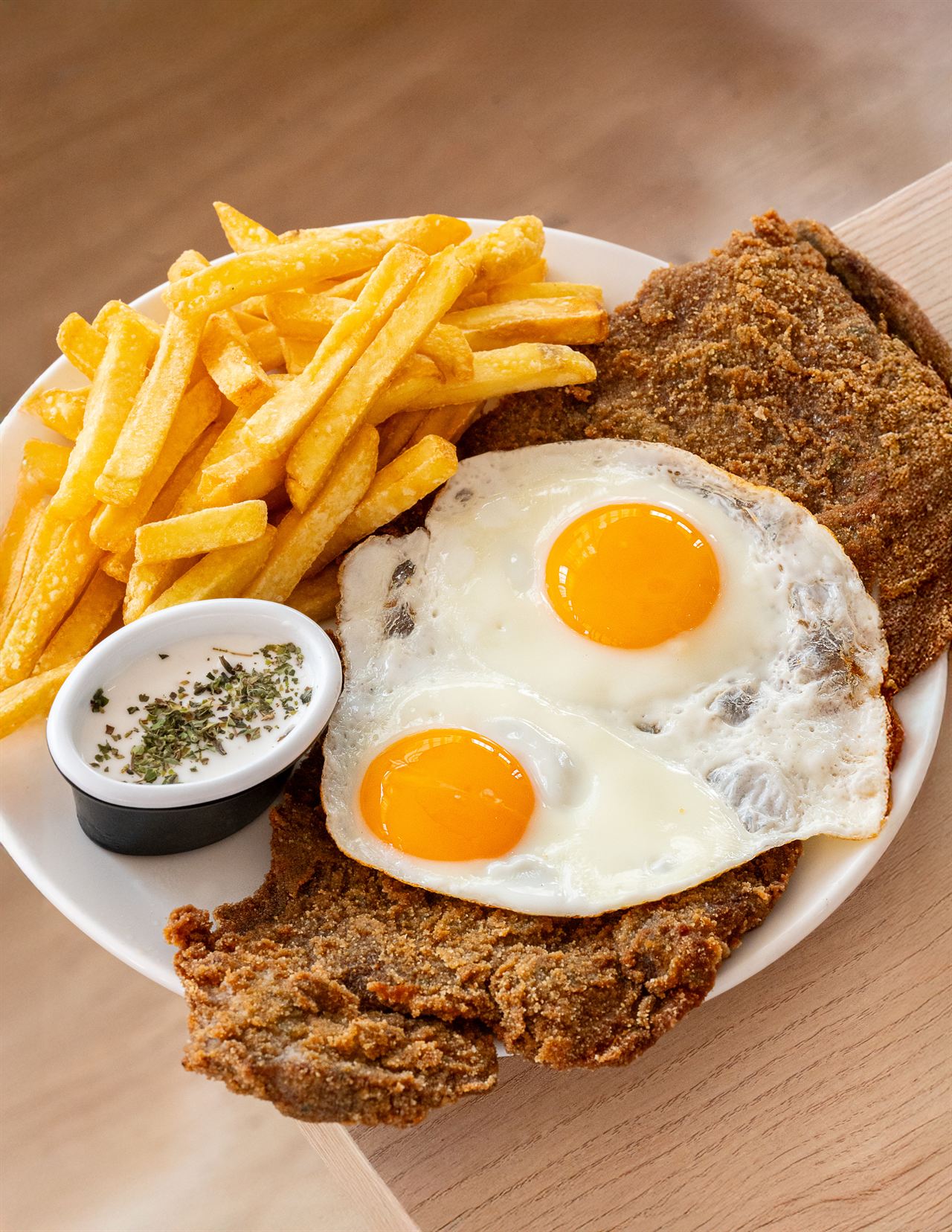 Milanesa de ternera a caballo con patatas